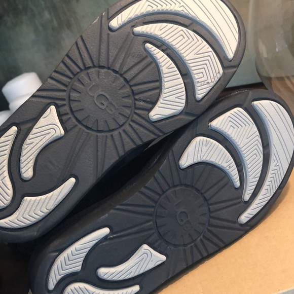 Almost New Ugg Plumdale Cuff Short Black Boots Women’s Size 7 - Picture 4 of 6